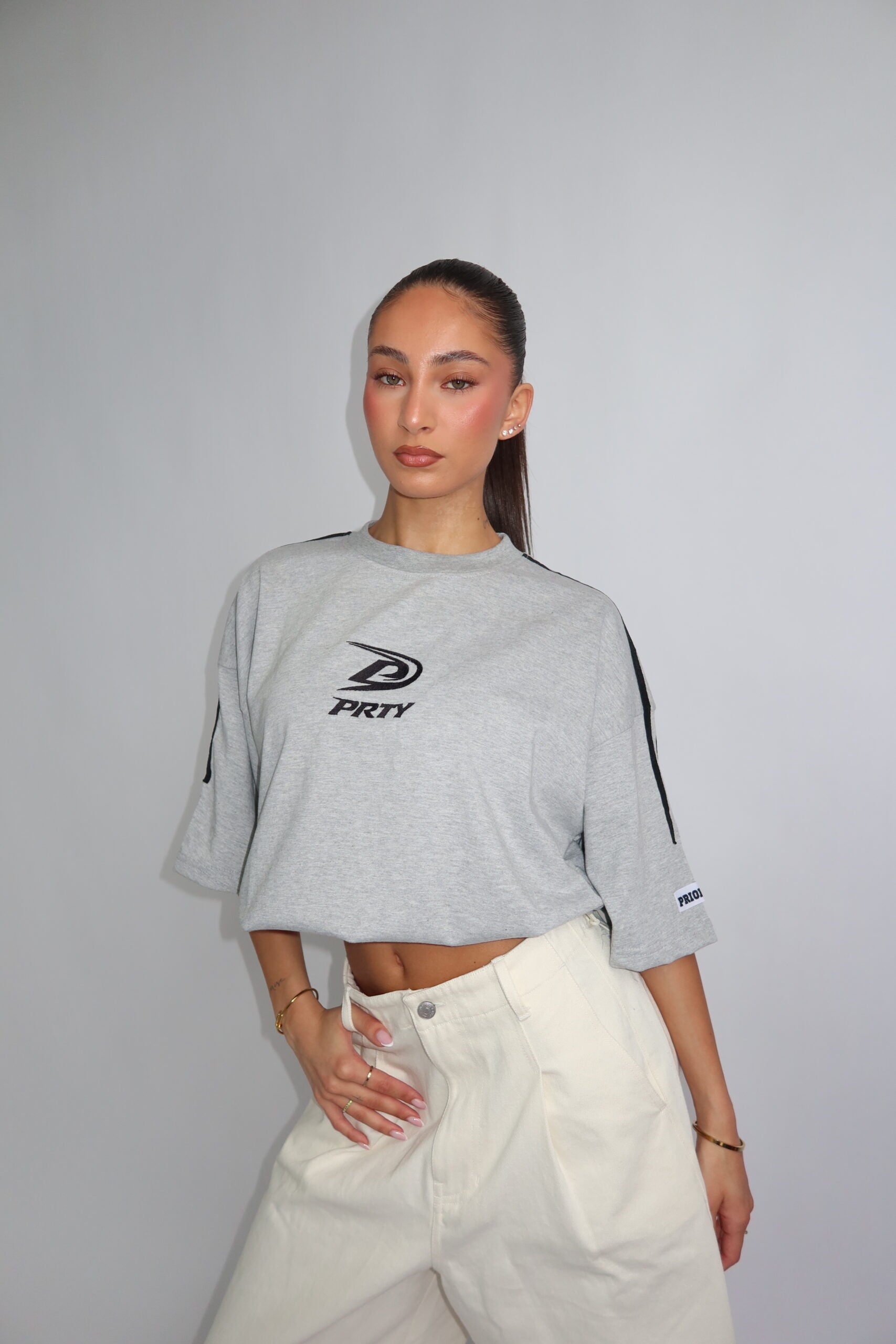 Priority Details tee grijs