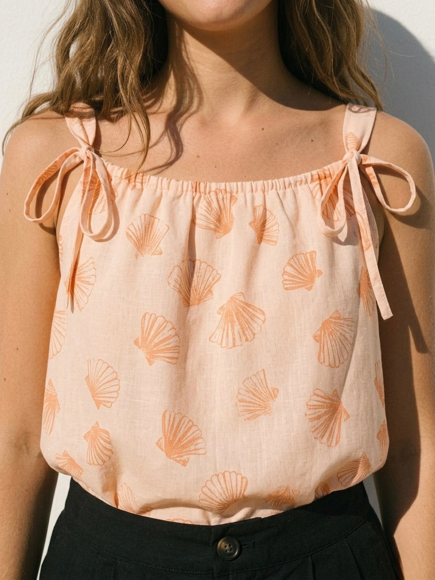 Top peach met schelpen